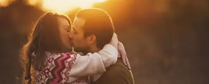 Pareja dándose un beso Pareja dándose un beso