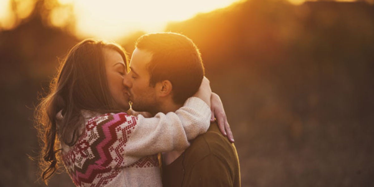 Pareja dándose un beso