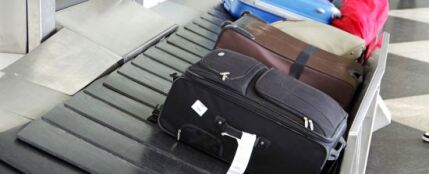 Maletas en una cinta de aeropuerto