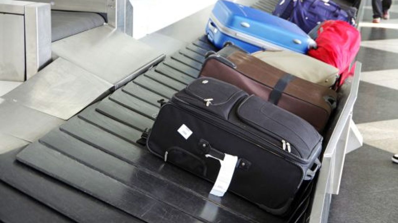 Maletas en una cinta de aeropuerto Maletas en una cinta de aeropuerto