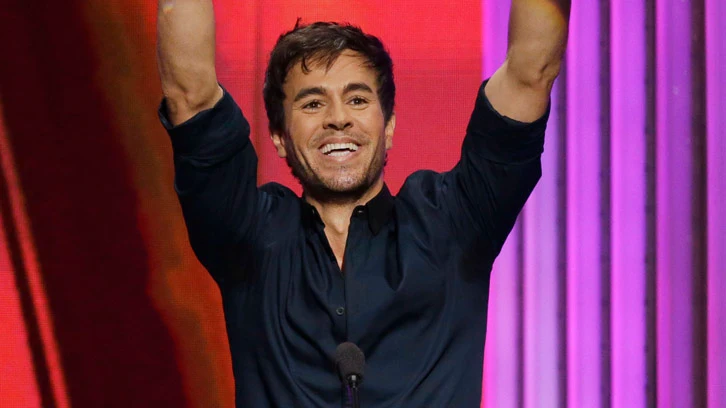 Enrique Iglesias arras&oacute; en los Billboard