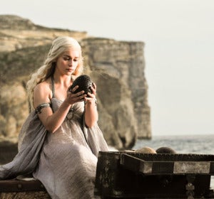 Daenerys Targaryen con uno de los huevos de dragón Daenerys Targaryen con uno de los huevos de dragón
