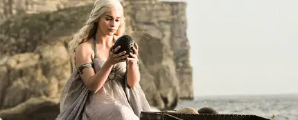 Daenerys Targaryen con uno de los huevos de dragón Daenerys Targaryen con uno de los huevos de dragón