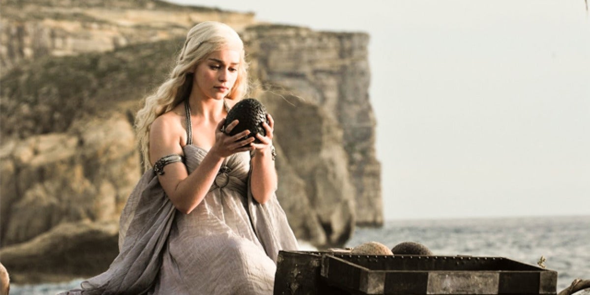 Daenerys Targaryen con uno de los huevos de dragón