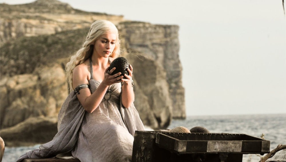 Daenerys Targaryen con uno de los huevos de dragón