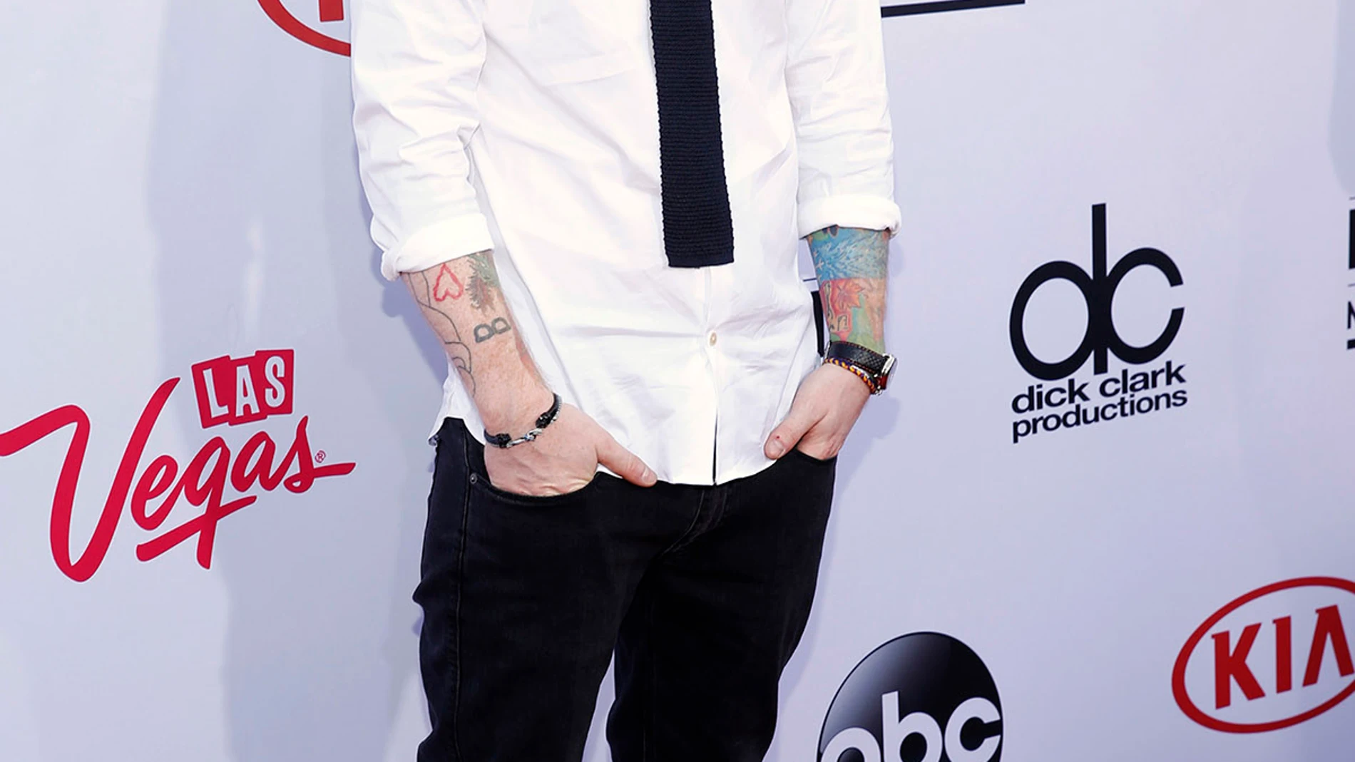 Ed Sheeran, con camisa blanca y corbata negra