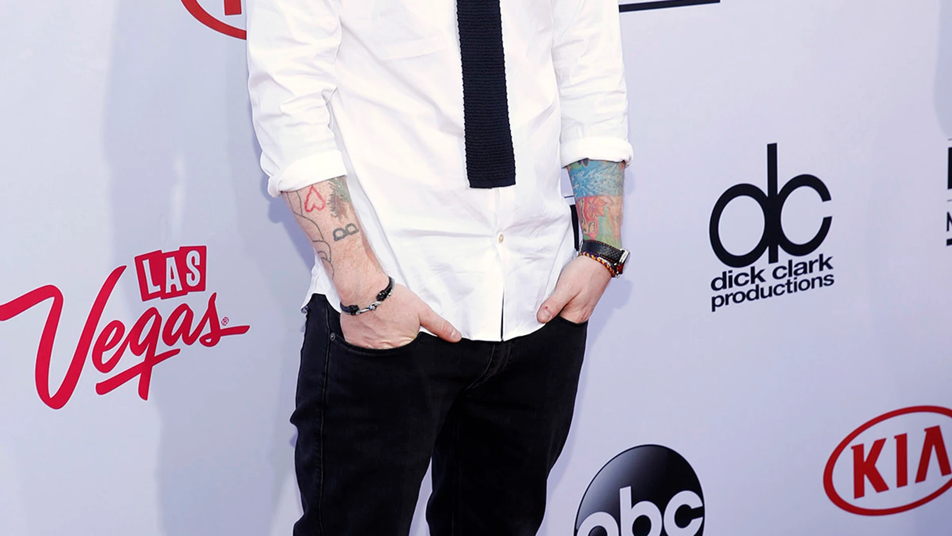 Ed Sheeran, con camisa blanca y corbata negra Ed Sheeran, con camisa blanca y corbata negra