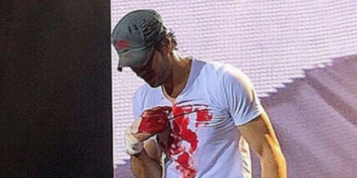 Enrique Iglesias herido durante un concierto
