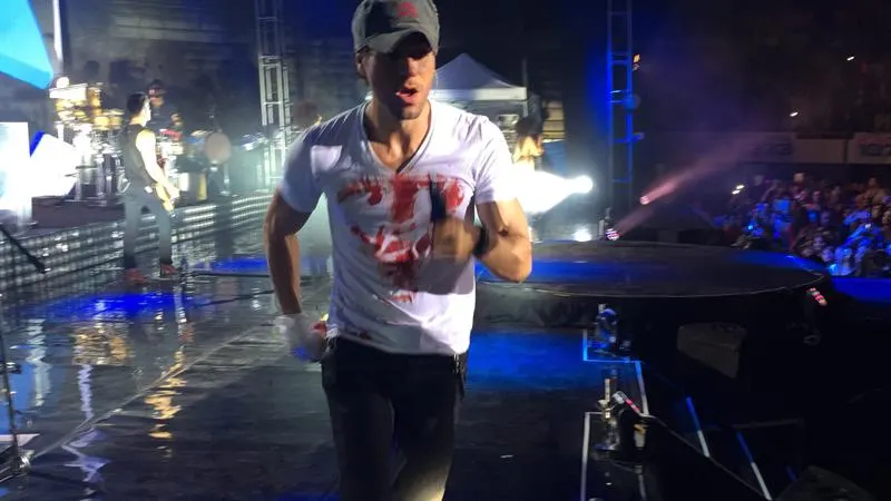 Enrique Iglesias, herido por un dron durante un concierto en M&eacute;xico