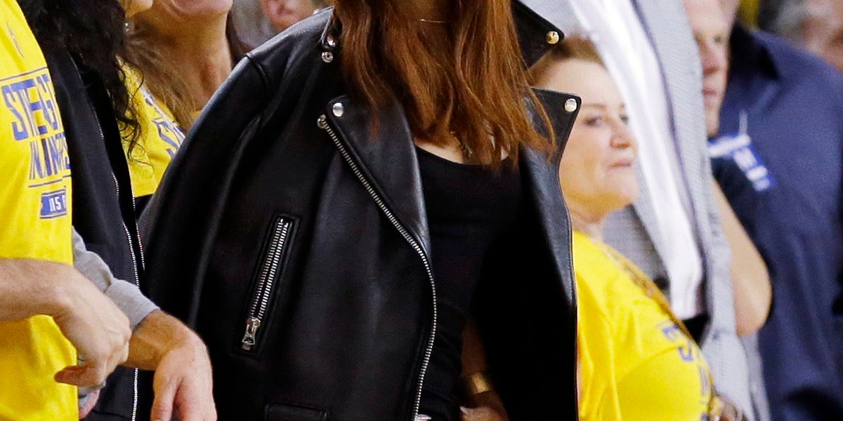 Se pone un total look negro para la ocasión
