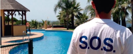 Socorrista en una piscina Socorrista en una piscina
