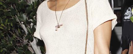 Rihanna da un toque chic a su look con una bandana de lunares