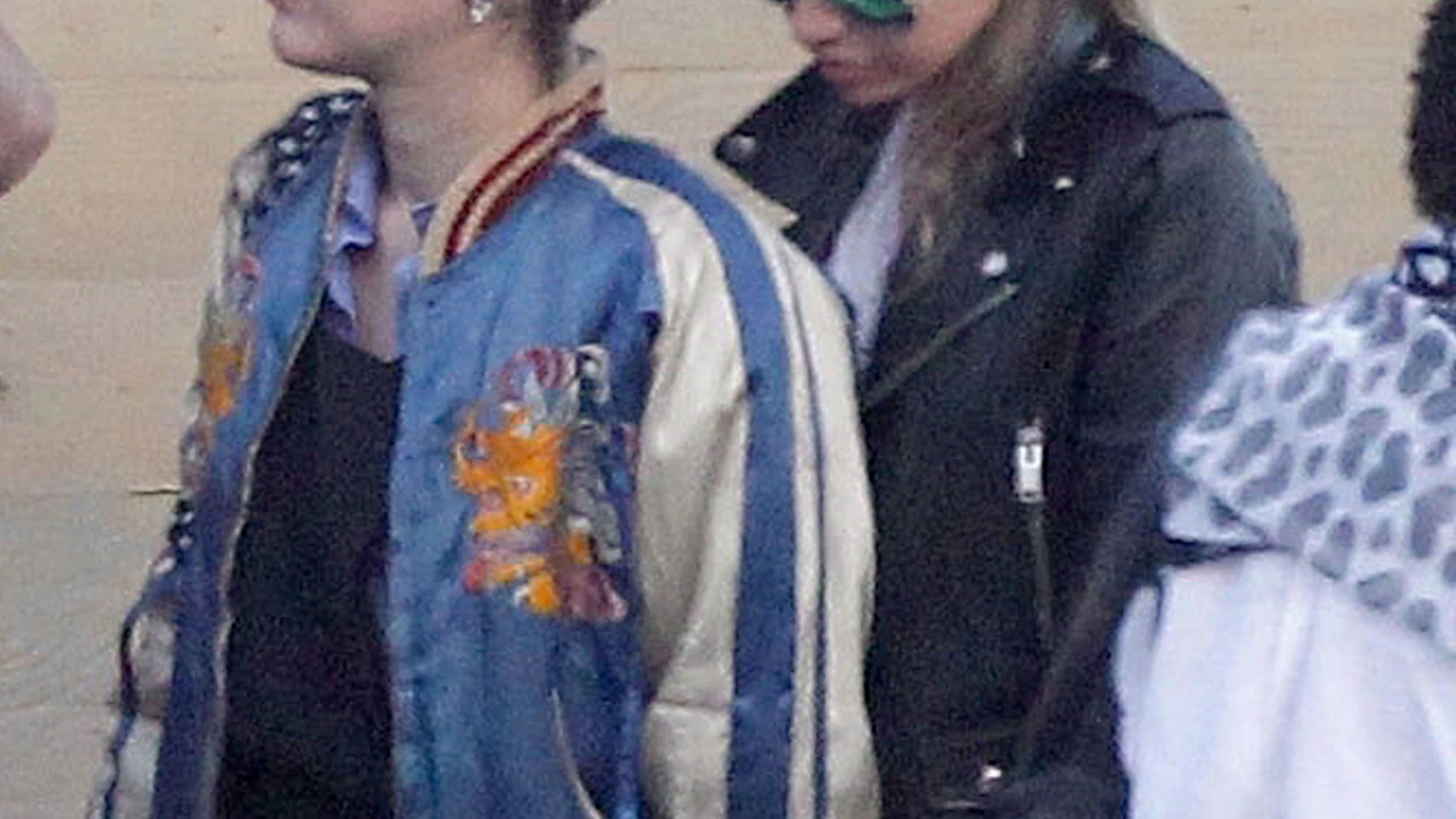 Miley Cyrus y Stella Maxwell de paseo por Malibú Miley Cyrus y Stella Maxwell de paseo por Malibú