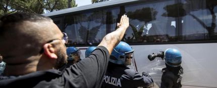 Manifestantes fascistas oponi&eacute;ndose a la llegada de inmigrantes a un centro de acogida