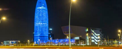 La Torre Agbar, iluminada en la noche de Barcelona