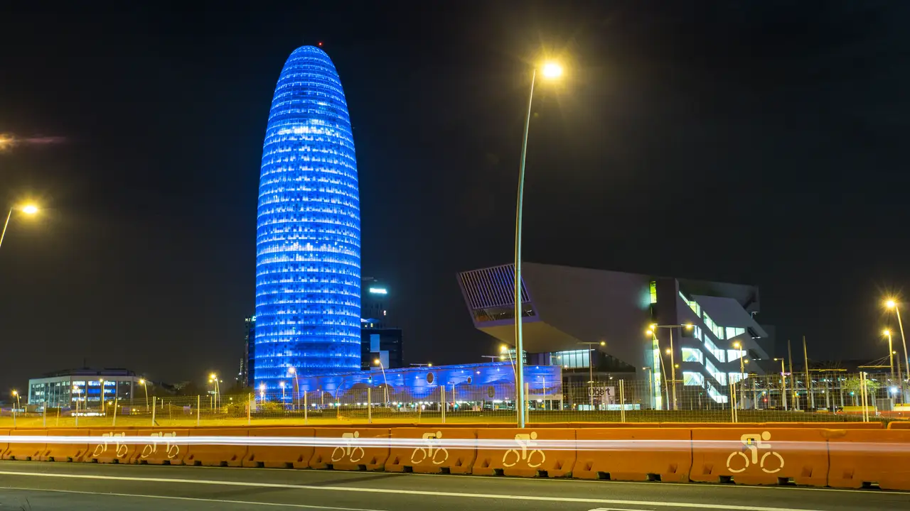 La Torre Agbar, iluminada en la noche de Barcelona La Torre Agbar, iluminada en la noche de Barcelona