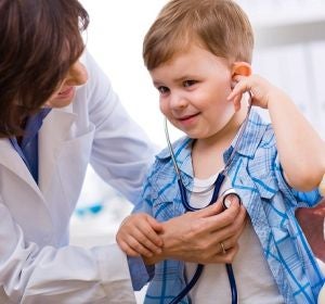 Niño en el pediatra Niño en el pediatra