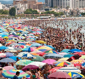 Playa llena de gente Playa llena de gente