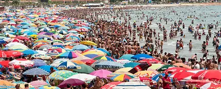 Playa llena de gente Playa llena de gente