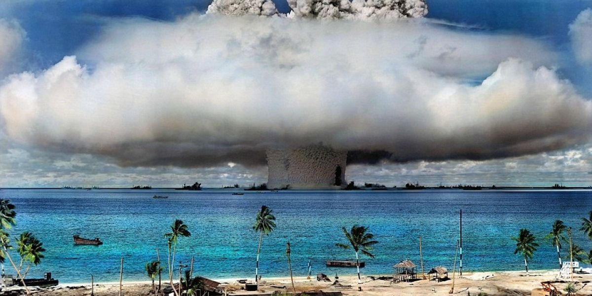 Prueba de una bomba atómica estadounidense en el atolón de Bikin en 1946