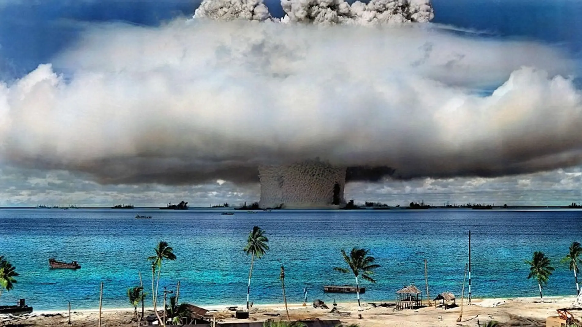 Prueba de una bomba atómica estadounidense en el atolón de Bikin en 1946 title=