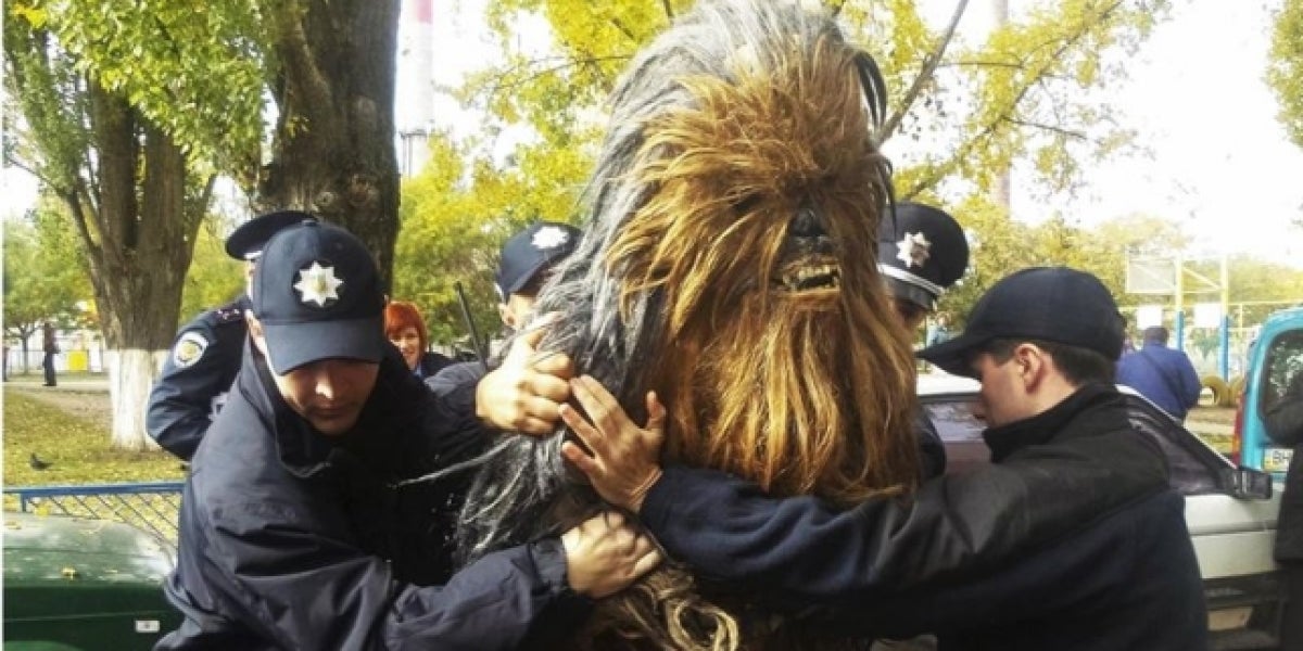 Detención de un hombre disfrazado de Chewbacca