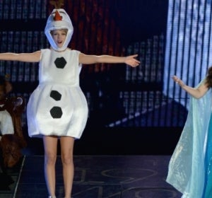 Taylor Swift junto a Idina Menzel interpretando 'Let it go' Taylor Swift junto a Idina Menzel interpretando 'Let it go'