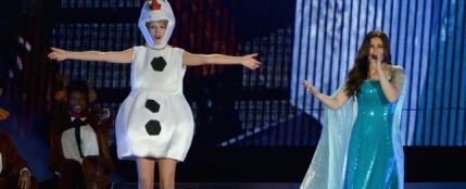 Taylor Swift junto a Idina Menzel interpretando &#39;Let it go&#39;