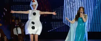 Taylor Swift junto a Idina Menzel interpretando 'Let it go' Taylor Swift junto a Idina Menzel interpretando 'Let it go'