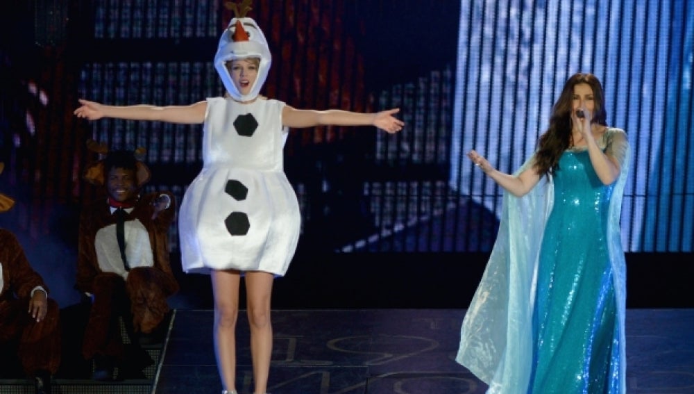 Taylor Swift junto a Idina Menzel interpretando 'Let it go'