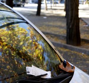 Una multa en el parabrisas de un coche en Madrid Una multa en el parabrisas de un coche en Madrid