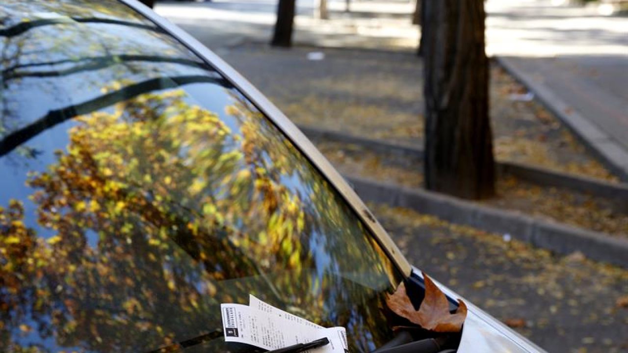 Una multa en el parabrisas de un coche en Madrid Una multa en el parabrisas de un coche en Madrid