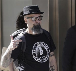 El líder de Def Con Dos, César Montaña Lehmann, César Strawberry, a su salida de la Audiencia Nacional El líder de Def Con Dos, César Montaña Lehmann, César Strawberry, a su salida de la Audiencia Nacional