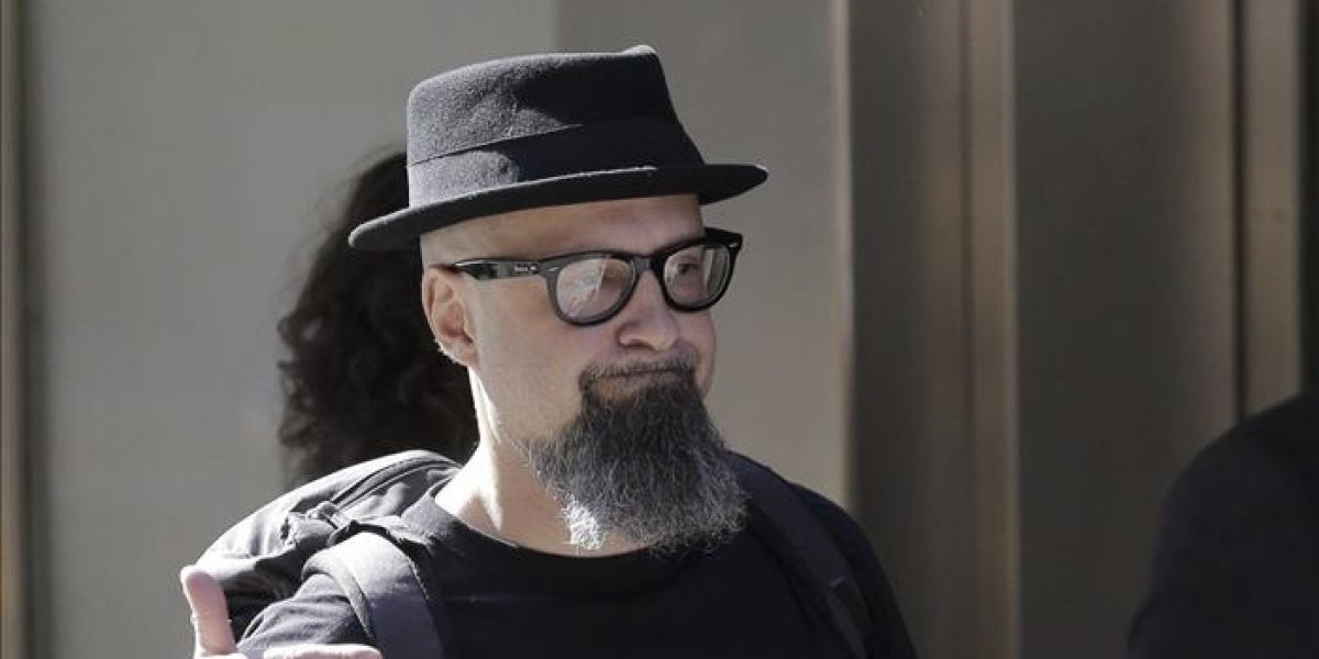 El líder de Def Con Dos, César Montaña Lehmann, César Strawberry, a su salida de la Audiencia Nacional