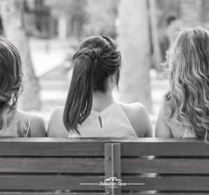 Chicas en un banco del parque Chicas en un banco del parque
