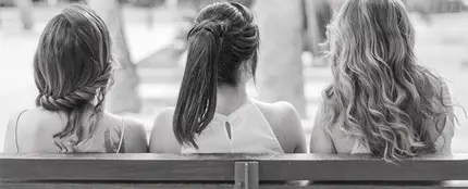 Chicas en un banco del parque Chicas en un banco del parque