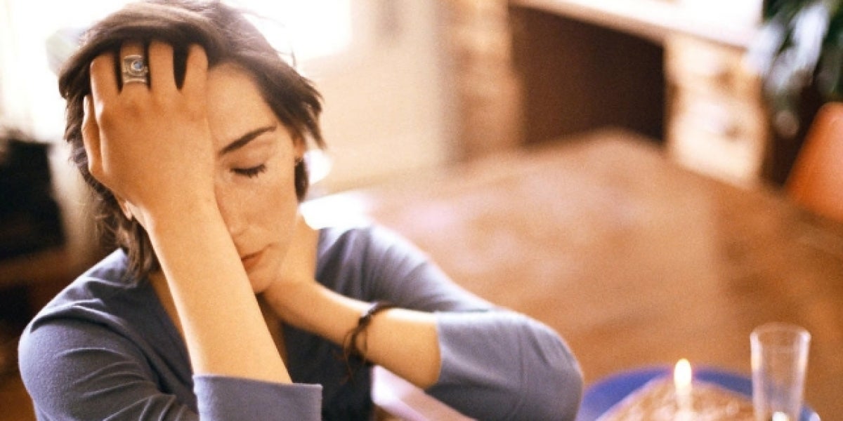 Una mujer con rostro triste.