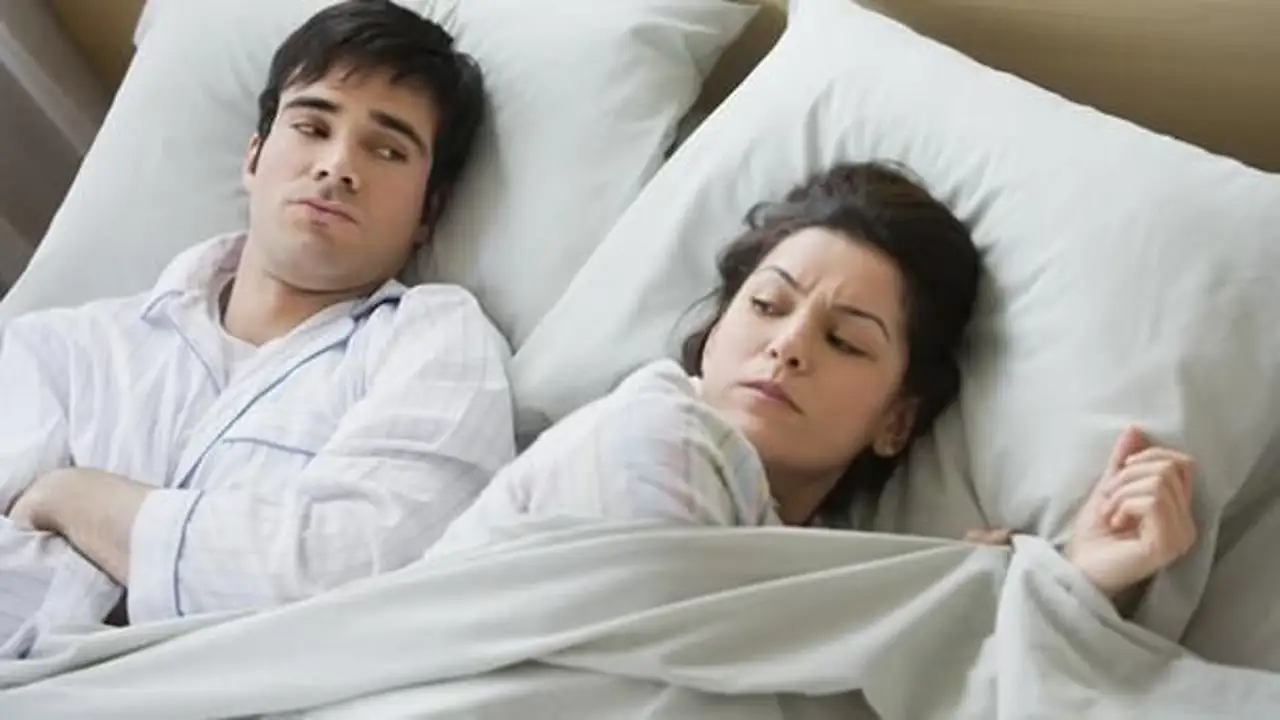 Una pareja en la cama Una pareja en la cama