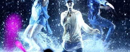Justin Bieber en plena actuación con lluvia artificial