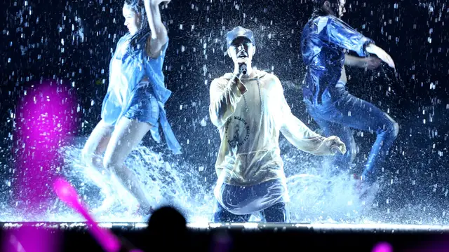 Justin Bieber en plena actuación con lluvia artificial