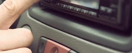 Sintonizar la radio del coche es una de las distracciones más frecuentes Sintonizar la radio del coche es una de las distracciones más frecuentes