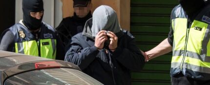El detenido a la salida del registro de su vivienda El detenido a la salida del registro de su vivienda