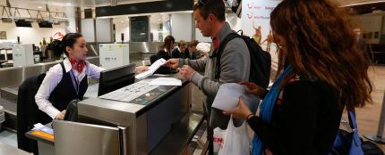 Una recepcionista atiende a los pasajeros Una recepcionista atiende a los pasajeros