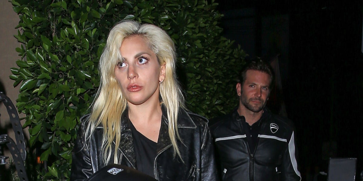 Lady Gaga y Bradley Cooper yendo a cenar a un restaurante en California