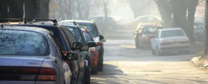 Coches aparcados en espera de sus due&ntilde;os