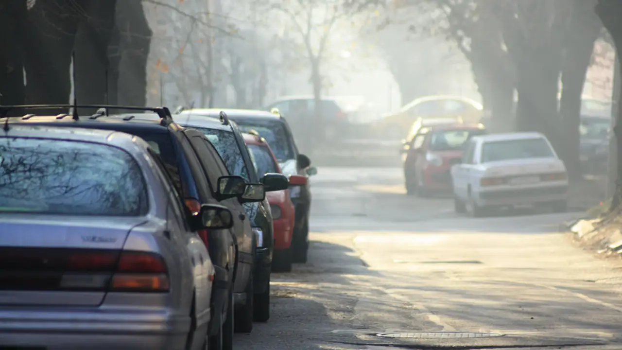 Coches aparcados en espera de sus dueños Coches aparcados en espera de sus dueños