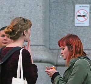 Varios jóvenes fumando Varios jóvenes fumando