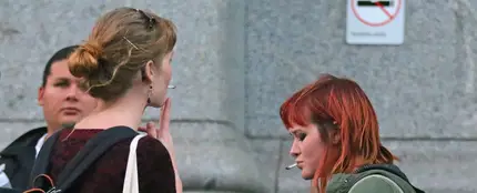 Varios jóvenes fumando Varios jóvenes fumando