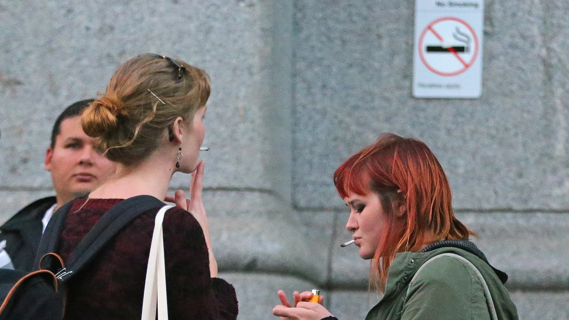 Varios jóvenes fumando Varios jóvenes fumando
