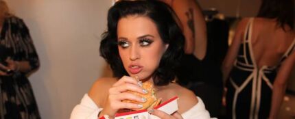 Katy Perry no puede evitar comerse una hamburguesa